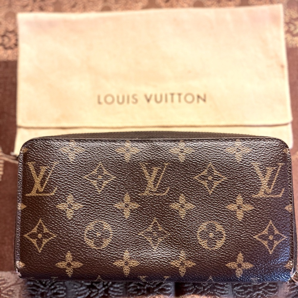Louis Vuitton Zip Around Brown Leather 8”x4”